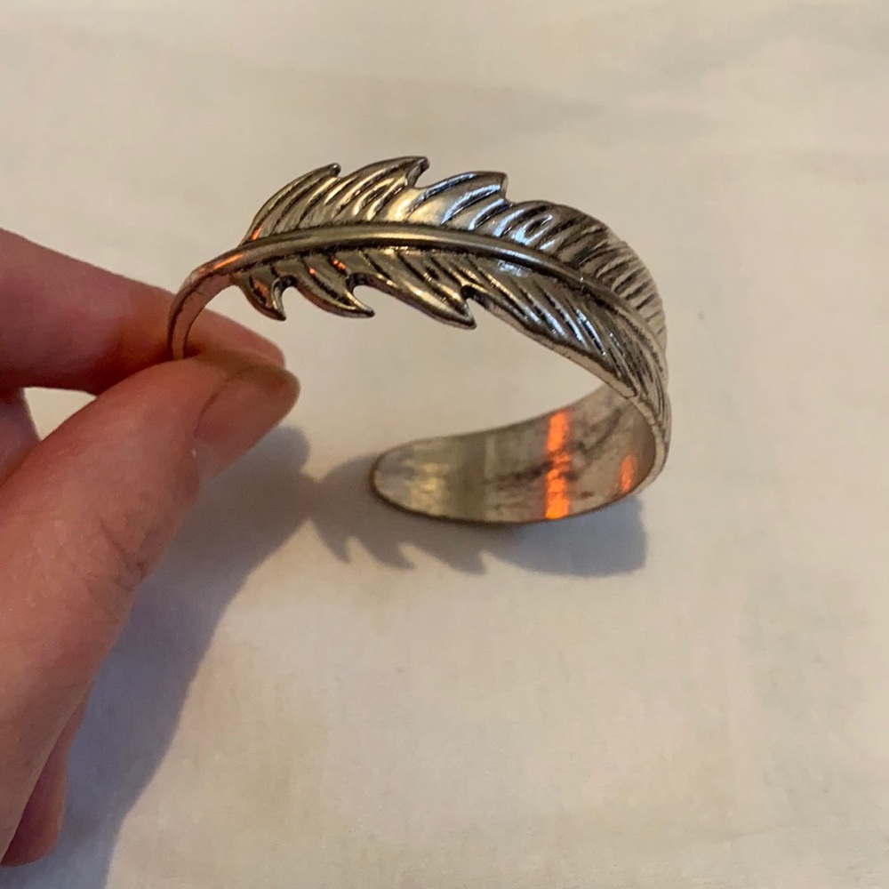 Metal feather bracelet